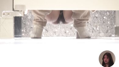 ⚫️⚫️美女如云商场女厕近景特写偸拍超多极品小姐姐方便，先拍私处在同步露脸全身，赏脸赏B视觉盛宴 (6)